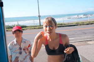 マジックミラー号ハードボイルド ビ〇トコインで一発当てたチビの俺が目前の海で高身長ビーチバレー娘をナンパ！素肌と水着の隙間にチン★コキお願い！最後は、低身長コンプレックス解消のナマ中出し！！