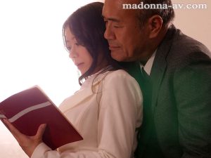人妻秘書、汗と接吻に満ちた社長室中出し性交 恵まれ過ぎた‘神’新人、遂に≪中出し≫解禁！！ 篠原いよ