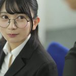 出張先のホテルで大人しい後輩女子社員とまさかの相部屋シングルベッド 突然、豹変した彼女は困惑するボクを密着誘惑し朝が来るまでひたすら痴女り続けた。 北岡果林