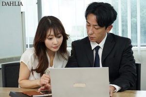 出張先で長年一緒に働く女子社員と相部屋。「お前だけとは無いわ…」と冗談を言い合っていた関係なのにセックスしたら最高すぎた。 小沢菜穂