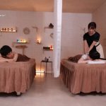 カップル個室エステで彼女が起きている間はスローピストンで寝たら高速爆打ちピストンの変速ギアチェンジで ロングスカートの中、平然とチ●ポを挿入し抜かずの中出しで誘惑する美人巨乳エステティシャン 小花のん