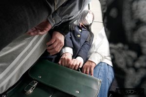 ちっちゃい女の子を3人で囲み制服を剥ぎ取ってあらゆる快感を叩きこむ卑劣巨漢集団 雅子りな