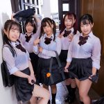 全員ビショ濡れで制服からブラ透けまくり！下校中に突然の豪雨で雨宿りにやってきた義妹と友達のビショ濡れの透けブラから目が離せず勃起しまくり！