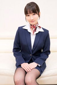 黒パンスト越しの童貞チ〇ポ3cm挿入！敏感なマ〇コを刺激されて 奥まで挿れて欲しくなっちゃってCAさんが生で筆おろし！ ガニ股騎乗位で連続絶頂！ 依本しおり