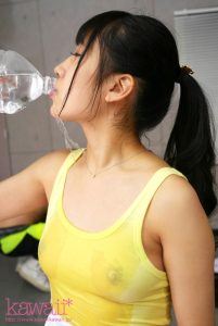 濡れ透けたピンク乳首おっぱいで無意識に男を誘惑するズブ濡れJK 四ツ葉うらら