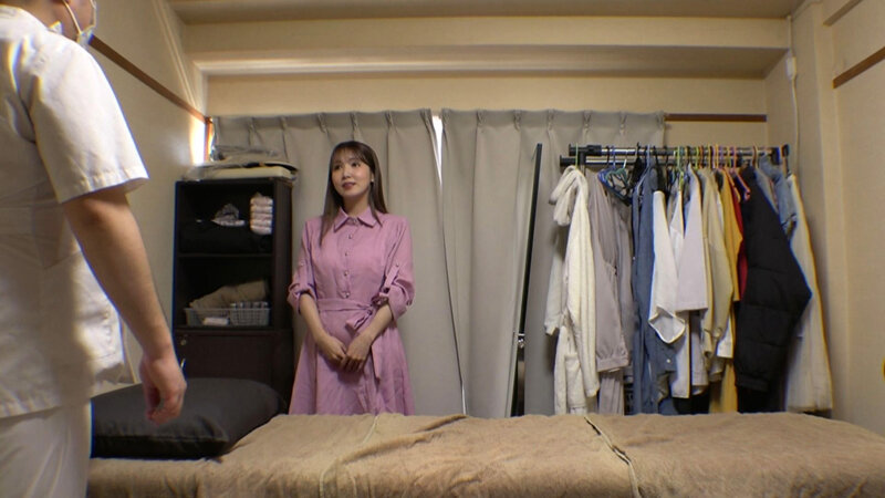 媚薬オイルマッサージ 痴●盗撮&中出し素人娘VOL.67 超強力媚薬を配合したマッサージオイルを施術中に知らずに塗りこまれたオンナは、身体の火照りに驚き、チ〇ポを欲しがる自分に戸惑い、垂れ出したマン汁に恥ずかしがりながらも生ハメ中出しまで欲してしまう!