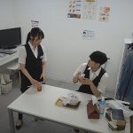 カップル盗撮 エッチする場所がなかなか無い○校生たちに理性なんて無し！バイト先の控室で初めてのナマハメ＆潮吹き体験