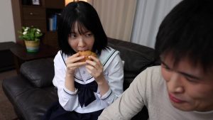 隣に住む真面目そうな娘の三白眼のエロイ瞳に魅かれて… 岸永みりな