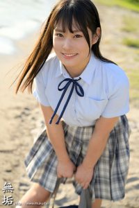 背伸びざかりの制服少女は修学旅行を抜け出してパパ世代おじさんとベロチューデート。そのままホテルに籠って何度も、何度も、中出しセックスでオトナを感じました。 天沢りん