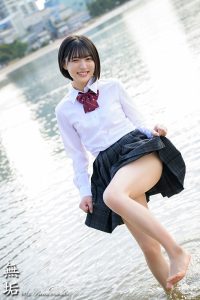 背伸びざかりの制服少女は修学旅行を抜け出してパパ世代おじさんとベロチューデート。そのままホテルに籠って何度も、何度も、中出しセックスでオトナを感じました。 虹村ゆみ