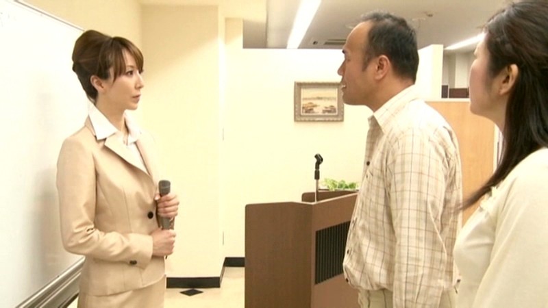 スーツの中のスケベな肉体 真面目に働く熟女