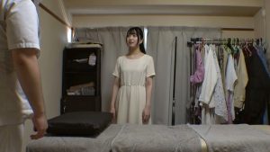 媚薬オイルマッサージ 痴●盗撮＆中出し素人娘VOL.69 超強力媚薬を配合したマッサージオイルを施術中に知らずに塗りこまれたオンナは、身体の火照りに驚き、チ〇ポを欲しがる自分に戸惑い、垂れ出したマン汁に恥ずかしがりながらも生ハメ中出しまで欲してしまう！