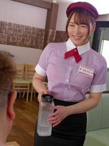 アルバイトの汐里ちゃんが勤務中パンチラ胸チラで勃起を誘ってくるので僕の理性はもう限界かもしれない 美波汐里