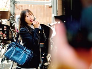 従妹のロリっ娘が家族の前でも構わずフェラ素振りで挑発してくるので、我慢できずチ●ポ差し出してみたら本当にめっちゃフェラ上手で止まらない！ 松本いちか