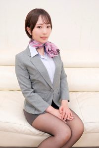 黒パンスト越しの童貞チ〇ポ3cm挿入！敏感なマ〇コを刺激されて 奥まで挿れて欲しくなっちゃってCAさんが生で筆おろし！ ガニ股騎乗位で連続絶頂！ 那賀崎ゆきね