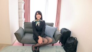大手航空会社勤務の現職キャビンアテンダントさん！「女性経験ゼロ草食系男子のお悩み聞いてくれませんか？」黒パンスト美脚を目の前にフル勃起した童貞ち〇ぽにフライト帰りでムラムラしてるCAさんが赤面発情！自らまたがり腰振りガニ股騎乗位筆おろし！？連続中出し…