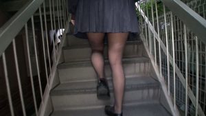 階段女子校生 制服スカートの中が見えたときエロっと思えるパンチラ 編