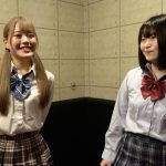 制服女子に四つん這いでくすぐり対決をしてもらった