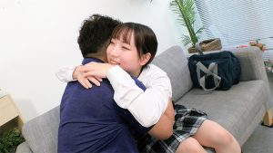 【バブみ深すぎ×ギャップ萌え×年の差生セックス】まだ1●才の可愛すぎる制服美少女がおじさんと激甘授乳手コキプレイ りあたんとめろたん